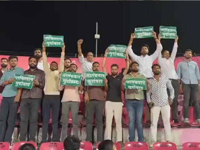 दर्शक आईपीएल मैच में 'पाकिस्तान मुरदाबाद' के पोस्टर के साथ पहुंचे, फिर क्या किया।