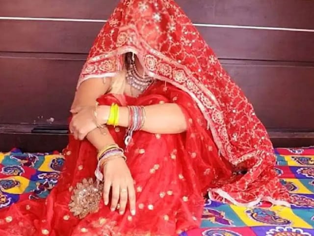 दुल्हन नवरात्रि में एक अलग कमरे में रहना शुरू कर दिया, दूल्हे 9 वें दिन पहुंच गया, और फिर ..