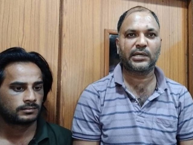धूल घर के बाहर जमे हुए है, अखबार खुले बिना दरवाजे पर लेटे हुए हैं, जिसका अर्थ है कि आप चोर ...