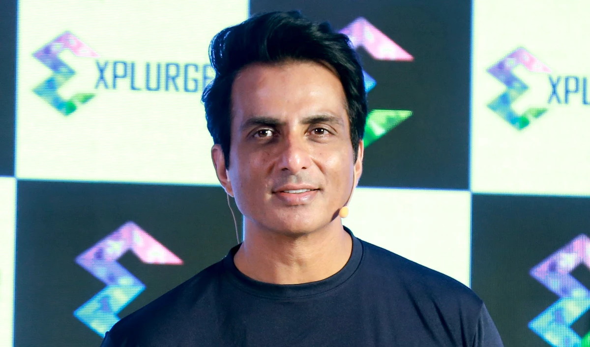 पत्नी सोनाली की सड़क दुर्घटना के बाद, सोनू सूद ने सुरक्षा पर लोगों को एक शक्तिशाली संदेश दिया, वीडियो देखें