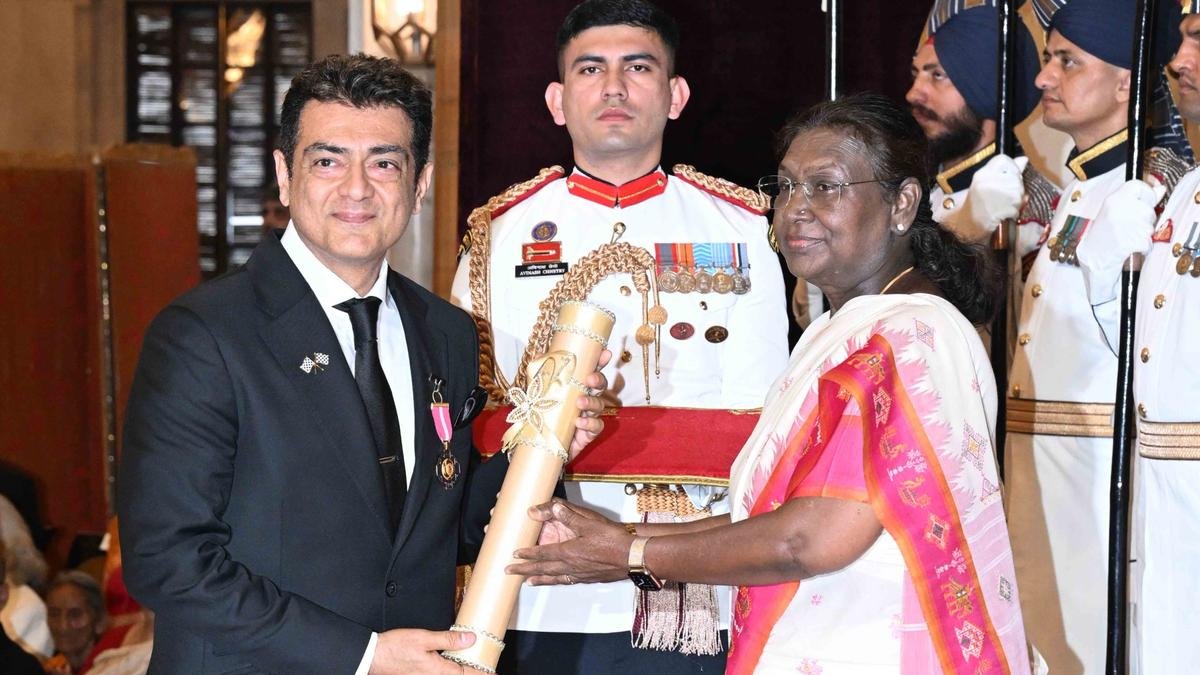 पद्मा अवार्ड्स 2025: अजित कुमार ने राष्ट्रपति दौपदी मुरमू से पद्म भूषण प्राप्त किया
