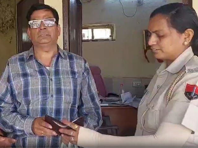 पर्स रास्ते में पड़ा था, यह देखकर कि महिला कांस्टेबल ने इसे लिया था, अंदर क्या पाया गया था ...