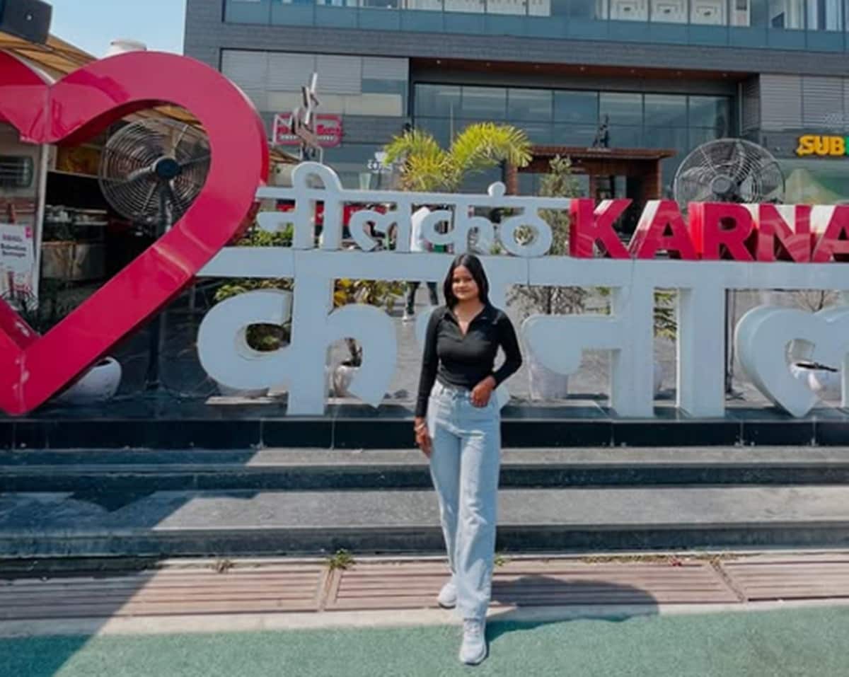 पार्क में बैठे जोड़ों की ओर इशारा करते हुए, महिला ने पूर्व सीएम ताऊ देवी लाल पर टिप्पणी की, फिर रील पर उठे और माफी मांगी