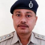 पुलिस अधिकारी ने सीमा को तोड़ दिया, लाल मिर्च समाधान निजी भाग में डाला गया, फिर ...