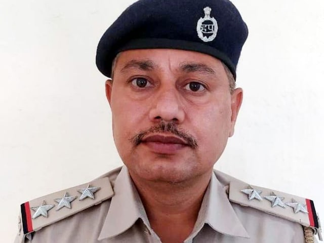 पुलिस अधिकारी ने सीमा को तोड़ दिया, लाल मिर्च समाधान निजी भाग में डाला गया, फिर ...
