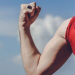 फिटनेस कोच अपने '3-मूव आर्म वर्कआउट' को साझा करता है जो आपके फ्लैबी हथियारों को टोन करने में मदद कर सकता है