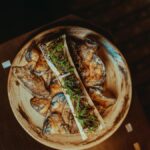 फुसफुसाते हुए, धुआं और कैवियार धक्कों ने मुंबई में विरोधाभास में चीजों को लिटा दिया