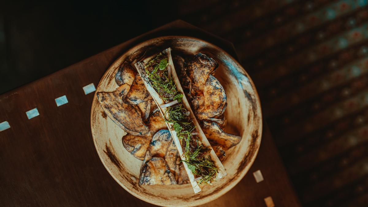 फुसफुसाते हुए, धुआं और कैवियार धक्कों ने मुंबई में विरोधाभास में चीजों को लिटा दिया