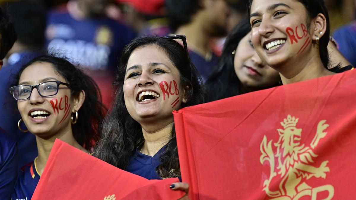 फॉरएवर 12 वीं मैन: क्यों आरसीबी के प्रशंसक 18 साल बाद वफादार रहें और कोई ट्रॉफी नहीं