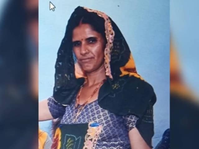 बहादुर बेटी की कहानी ... तैरने के लिए नहीं आने के बावजूद, पानी अपनी मां को बचाने के लिए पानी में कूद गया