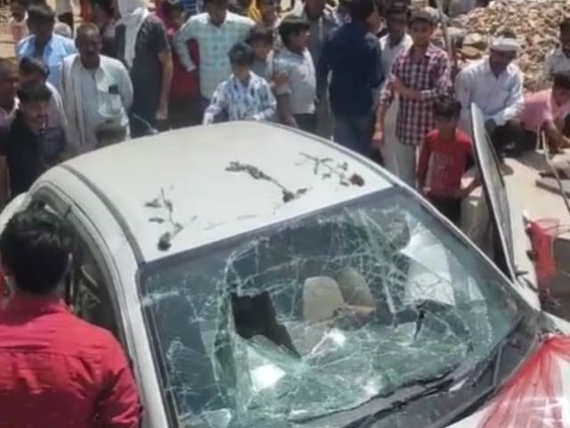 बाराती डीजे की धुन पर झूल रहा था, अचानक दूल्हे की कार ने लोगों को कुचल दिया