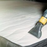 बेहतर नींद और स्वच्छता के लिए घर पर अपने गद्दे को साफ करने के लिए 7 आसान कदम