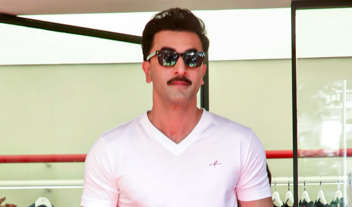 बॉलीवुड रैप अप | रणबीर कपूर की हॉलीवुड डेब्यू के लिए तैयारी? ईशा मालविया को नागिन 7 से पहले एक बड़ा शो मिलता है