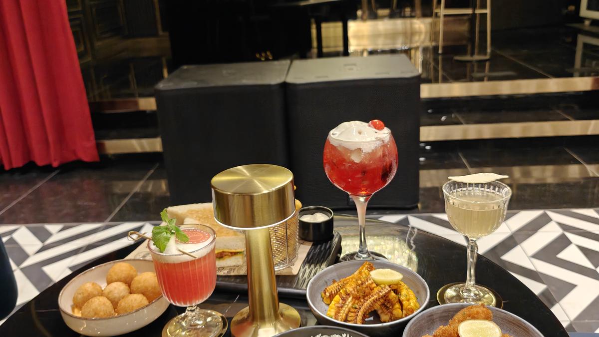 ब्रॉडवे पियानो जैज़ बार द्वारा क्रिमसन कोयंबटूर में खुलता है