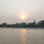 भिटरकनिका नेशनल पार्क में, पाल सेट करें और एक मगरमच्छ को स्पॉट करें