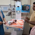 एक गर्म दुपहरि में एक नवजात नवजात लड़की घर के दरवाजे पर लावारिस छोड़कर फरार हो गई