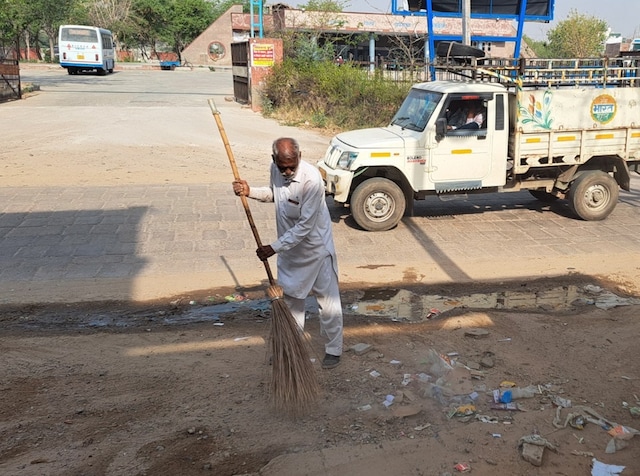 यह विरेला बांदा रामचंद्र है: ‘मोदी भक्त कार पर लिखा गया है … 1972 अनपढ़ ड्राइवर’ और 11 साल की प्रतीक्षा में पूर्ति को पूरा करने के लिए