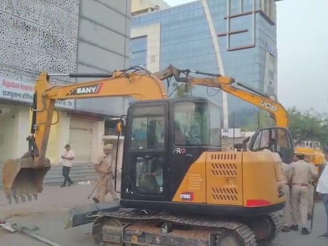 यहाँ लोग चाय पी रहे थे, झुंड, शोरूम और होटल में बुलडोजर थे ...