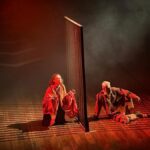 यादवन चंद्रन की 'इस बीच कहीं और' मंच को यथार्थवाद की तस्वीर में बदल देती है