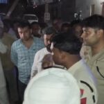 युवक मज़े में बोरियों को भर रहा था, अचानक कुछ ऐसा जो बाहर आया, जो बाहर आया था