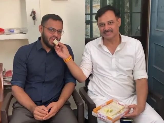 बेटा ने यूपीएससी को पास किया, फिर इंस्पेक्टर फादर, आँसू आंखों में आ गए