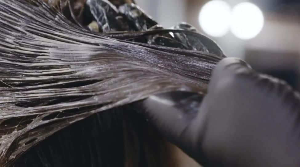 लुप्त होने के लिए अलविदा कहो: कैसे मेंहदी क्रीम आपके बालों को स्वाभाविक रूप से रंग और संरक्षित रखती है