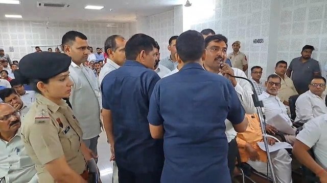 हरियाणा के कृषि मंत्री ने वकील पर उग्र कहा, क्या यह एक बंदूक है? बैठक से बाहर निकल जाओ