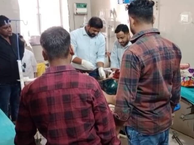 वह व्यक्ति मछली के पास गया, अचानक तेज विस्फोट और दोनों हाथ उड़ गए