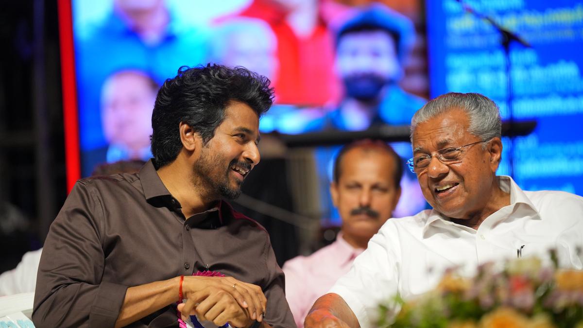 वास्तव में केरल सीएम पिनाराई विजयन के साथ मंच साझा करने के लिए सम्मानित