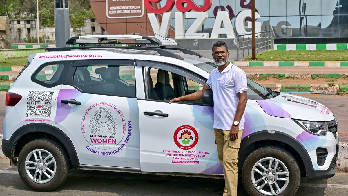 विशाखापत्तनम का भारद्वाज दयाल एक विश्व दौरे पर महिलाओं के एक मिलियन चित्रों को पकड़ने के लिए