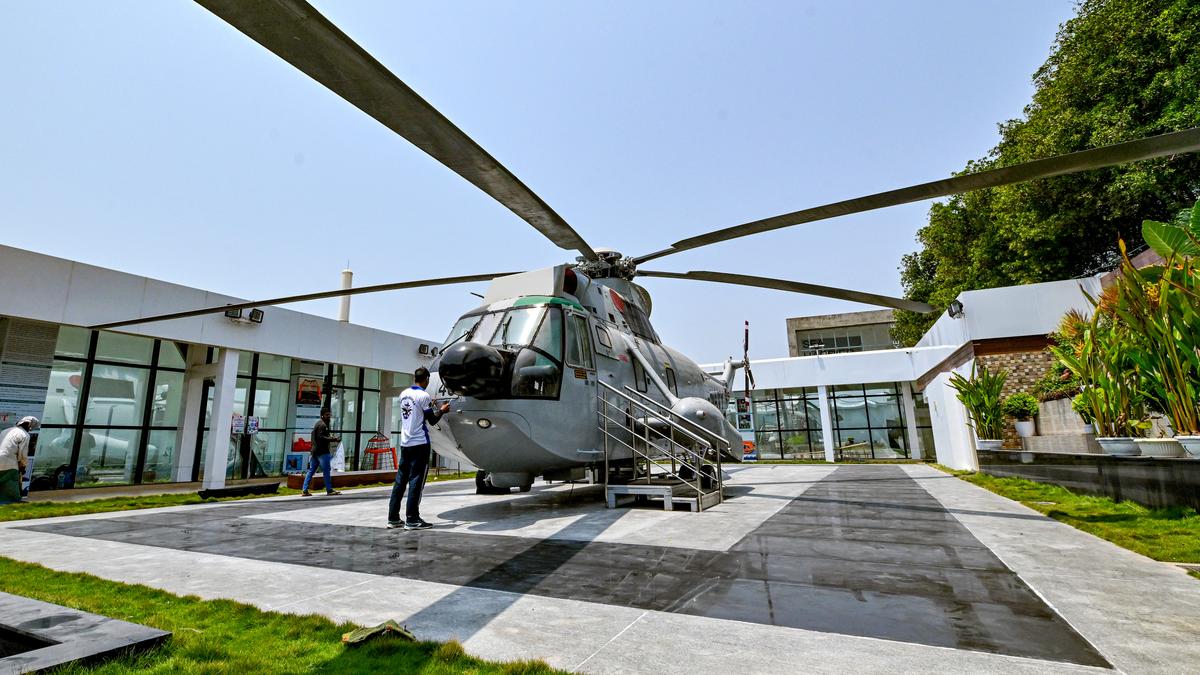 विशाखापत्तनम के न्यू नेवल एविएशन म्यूजियम में UH-3H हेलीकॉप्टर के अंदर एक नज़र