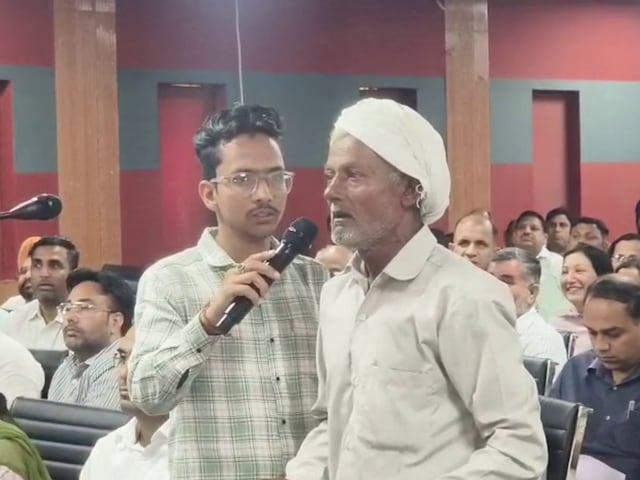 वीडियो: जब 'मुरदा' ने मंत्री के सामने कहा ... यो कही खदैया साईं? अधिकारी माफी माँगता है