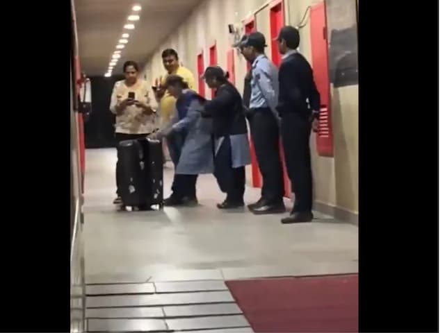 वीडियो: छात्र लड़कों के छात्रावास में एक सूटकेस ला रहा था, केवल तब अजीब आवाज आई