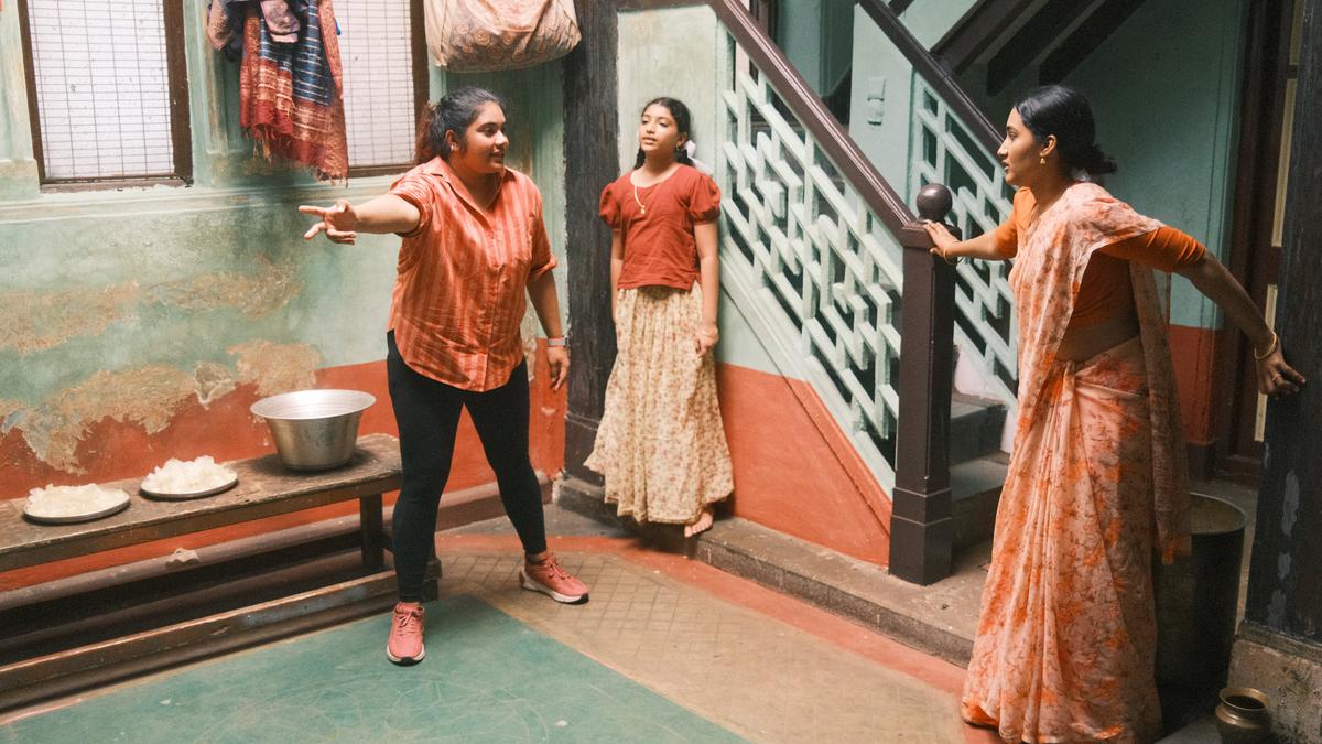 शालिनी विजयकुमार का लाल रंग, शक्ति और पितृसत्ता को सामने लाता है