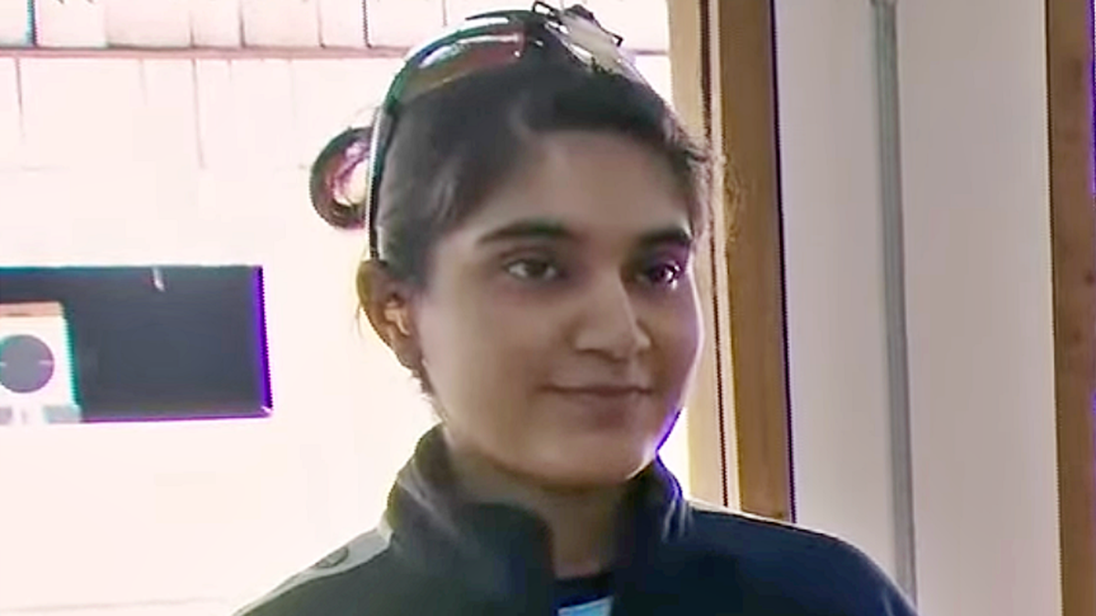 शिफ्ट कौर सोना जीतता है; शूटिंग विश्व कप में esha बैग सिल्वर