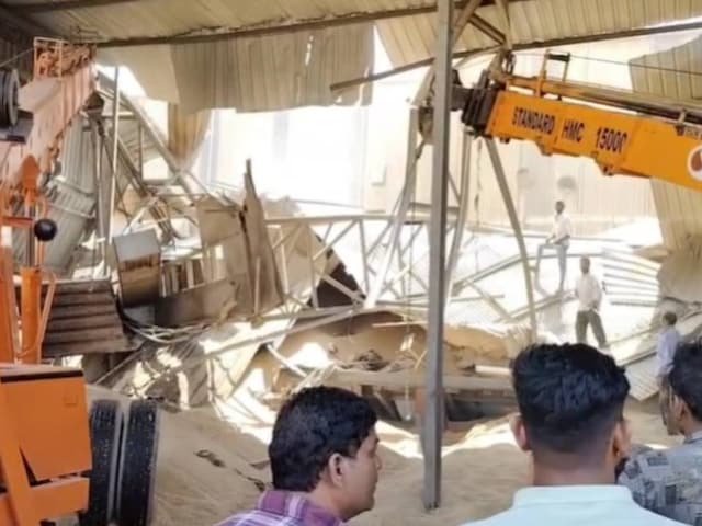 श्रमिक तेल कारखाने में काम कर रहे थे, अचानक आग लग गई और गुंबद फिर से गिर गया ...