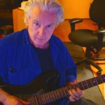 संगीतकार-निर्माता माइकल ब्रूक विस्टेरिया के लिए गायक देविका के साथ सहयोग करते हैं