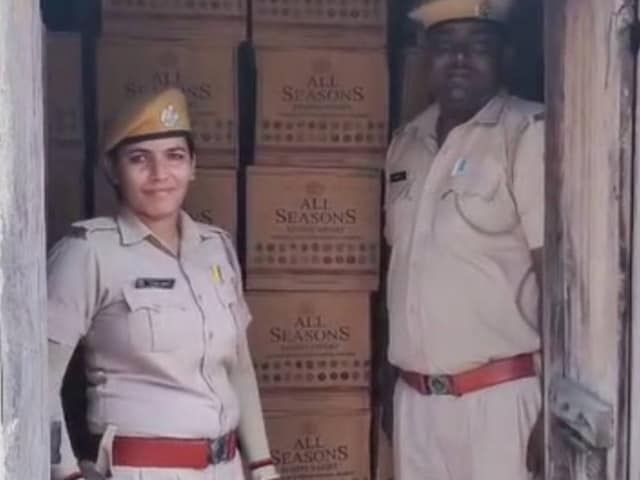 सरकारी स्कूल में पाए गए शराब के गोदाम, पुलिस को देखकर आश्चर्य हुआ
