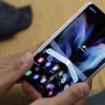 सैमसंग अद्वितीय फोल्डेबल स्मार्टफोन विकसित करने के लिए जो बॉट दिशाओं में मोड़ता है