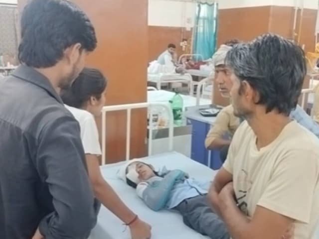 स्कूल के कमरे में 3 लड़कियां थीं, अचानक छत गिर गई, 2 हाथ और पैर टूट गए
