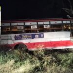 एक उच्च गति बस पेड़ से टकरा गई, स्टीयरिंग रॉड ड्राइवर के पेट में प्रवेश किया, घंटों तक अटक गया