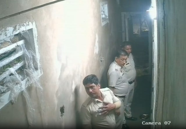 पुलिस कर्मियों ने आधी रात को होटल में प्रवेश किया, फिर एक बड़ा घोटाला, अब सभी एफआईआर पंजीकृत