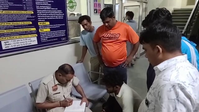 हरियाणा: फोटोग्राफर का कैमरा जुलूस में टूट गया, पिता-पुत्र फोड़े