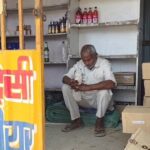 बदमाशों ने शराब के अनुबंध को लूट लिया, सेल्समैन को हराया, फिर से दया दिखाई