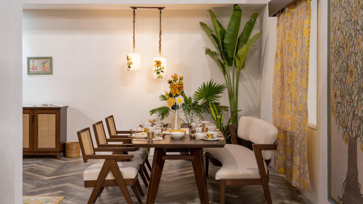 हल्दी से प्रेरित एक नए घर के संग्रह के साथ, हैदराबाद स्थित फैशन डिजाइनर गौरंग शाह सभी चीजों के लिए एक मामला बनाता है जो हाथ से हैं।