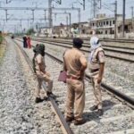 2 महिलाएं रेलवे ट्रैक को पार करने वाले रिश्तेदारों से मिलने जा रही थीं, अचानक ट्रेन आ गईं