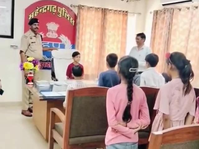 8 साल की लड़की एक SHO बन गई! कुर्सी पर बैठे, बोलियां थीं ...