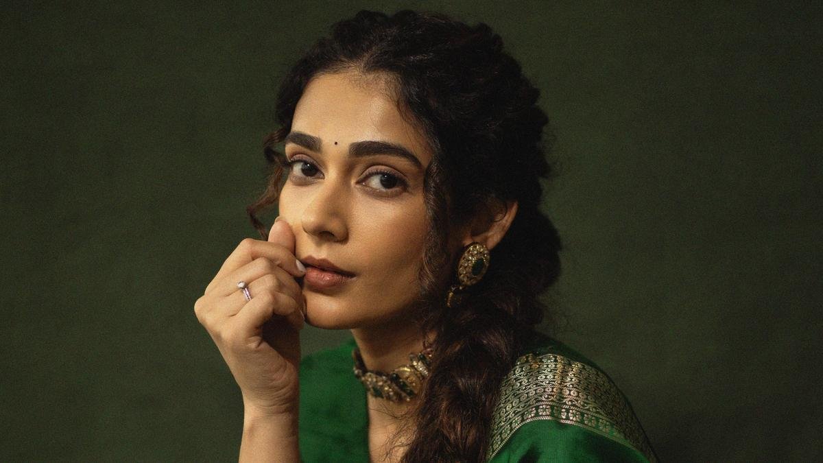 Aakanksha Singh 'शशतिपुर्थी' के साथ तेलुगु सिनेमा में लौटता है