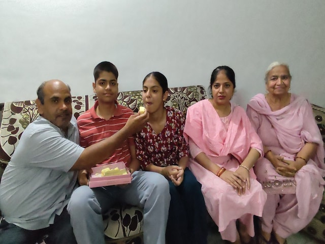 CBSE 10 वीं कक्षा के टॉपर: 500 में 500 अंक … सुृष्ती शर्मा ने शीर्ष कैसे पढ़ा, यह कौन सी किताबें पढ़ी, क्या ट्यूशन लिया गया था?