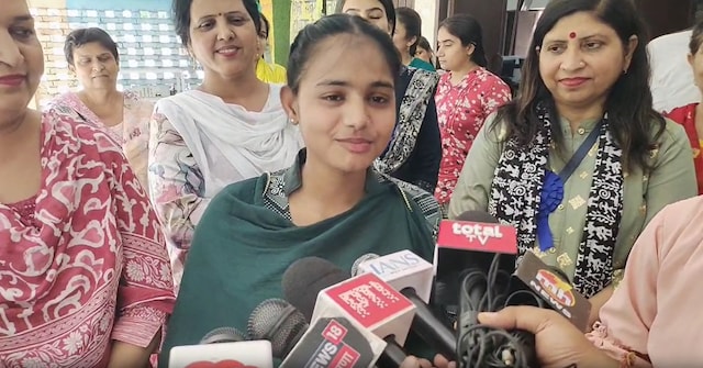 HBSE 10 वें परिणाम: किसी के पिता की मृत्यु किसी की मृत्यु … हरियाणा में इस सरकारी स्कूल की बेटियां 12 वीं में इकट्ठा होती हैं